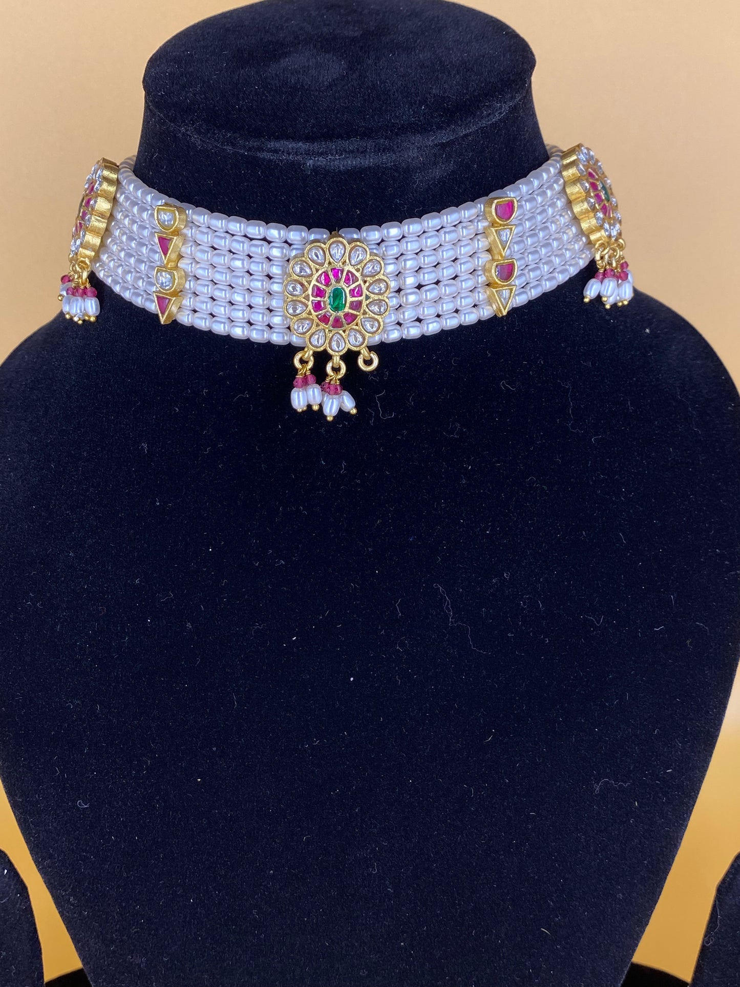 AMRITA PEARL CHOKER SET WITH KUNDAN BROOCHES