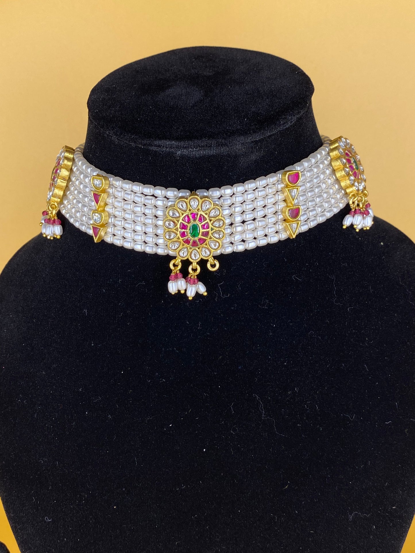 AMRITA PEARL CHOKER SET WITH KUNDAN BROOCHES